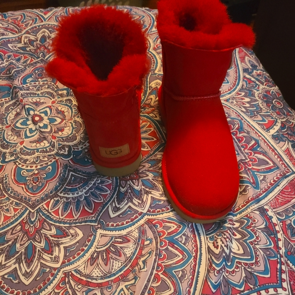 Ladies Uggs in red sz 8